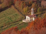 58 Splendida la chiesetta di S. Barnaba nei caldi colori autunnali del tramonto